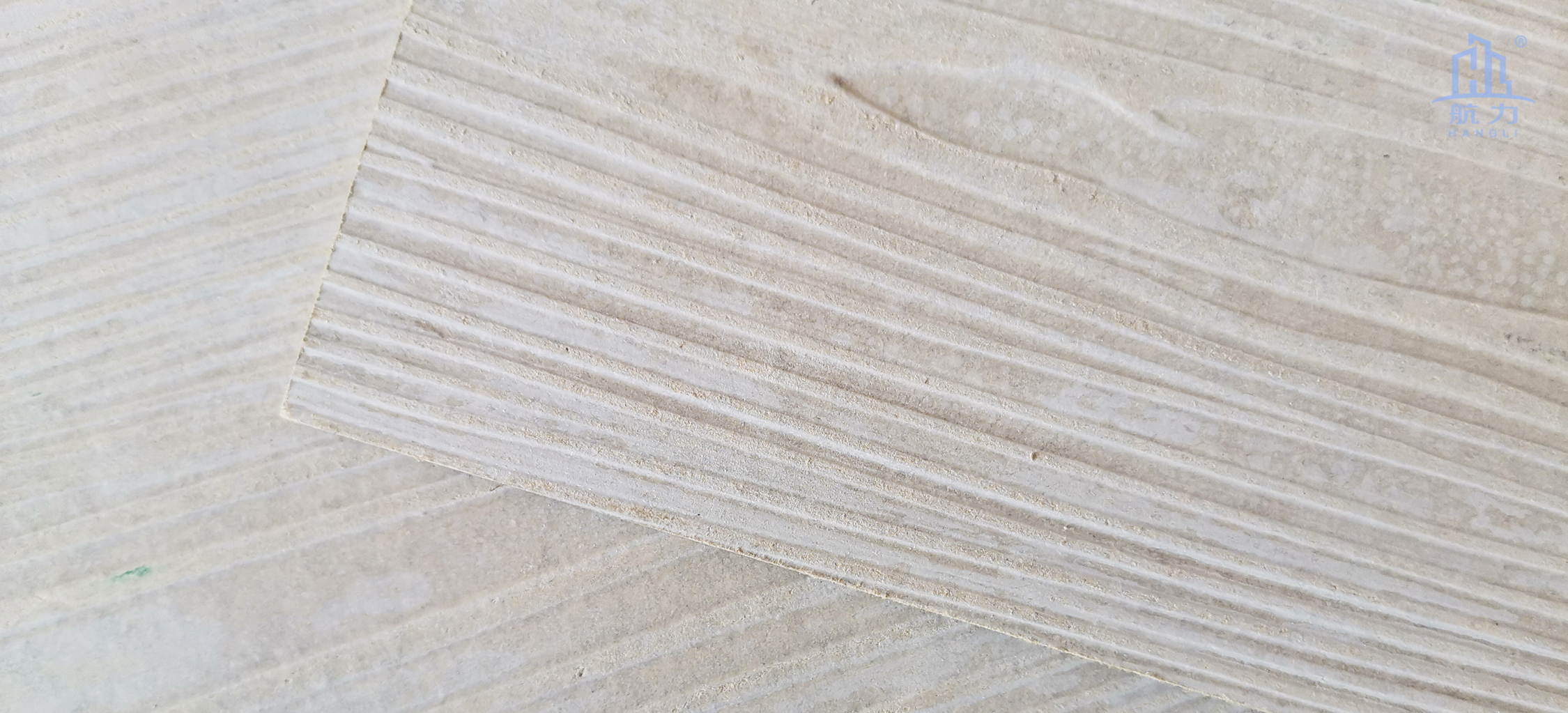 木紋水泥板系列的規(guī)格是：長度3050mm，寬度192mm